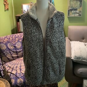 Like New Thread and Supply Grey Faux Shearling Vest Size Large